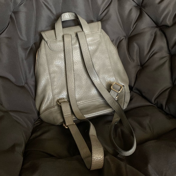 Backpack - Picture 2 of 7